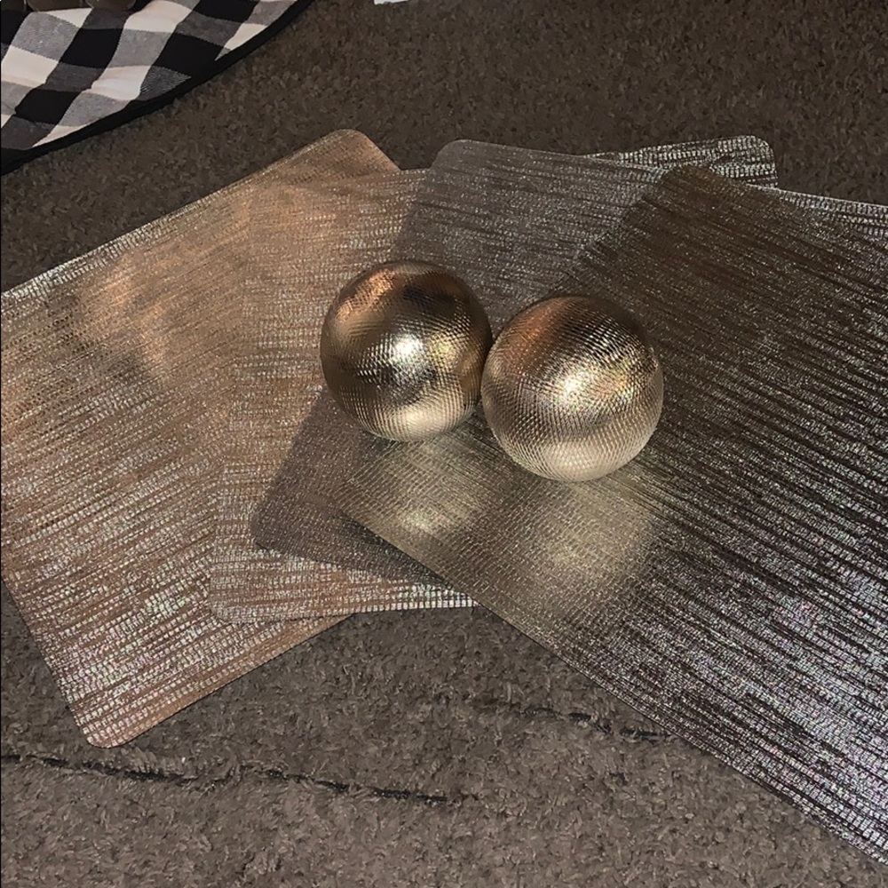 Table Decor - Picture 1 of 4